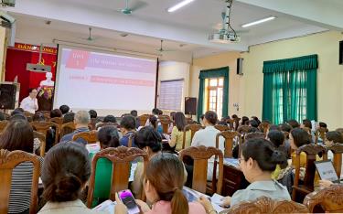 Lớp bồi dưỡng dafabet khuyến mãi viên sử dụng sách dafabet khuyến mãi khoa Tiếng Anh lớp 9, lớp 12 năm học 2024-2025.