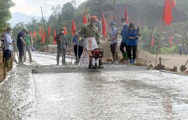 Người dân xã Bình Thuận đóng góp ngày công kiên cố hóa đường giao thông nông thôn trên địa bàn.