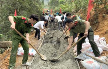 Công an Trạm Tấu cùng dân làm đường giao thông nông thôn.