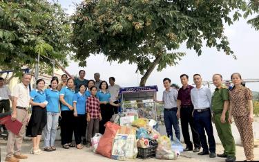 Mô hình “Thu gom rác tái chế - chung tay vì người nghèo” của Hội LHPN phường Nam Cường thu hút đông đảo nhân dân tham gia hưởng ứng.