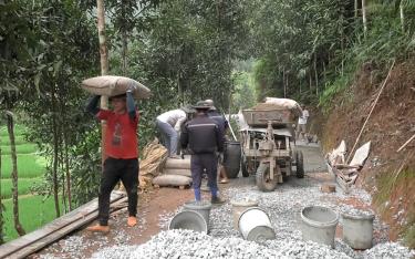 Đồng bào công giáo xã Hưng Khánh tích cực tham gia làm đường giao thông nông thôn.