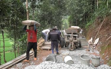 Đồng bào công giáo xã Hưng Khánh tích cực tham gia làm đường giao thông nông thôn.