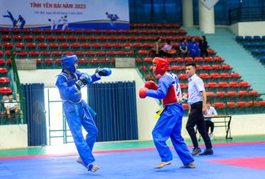 Các VĐV thi đấu đối kháng môn Vovinam.