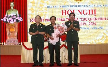 Đồng chí Nguyễn Minh Quyết - Phó Chủ tịch Thường trực Hội CCB tỉnh Yên Bái tặng hoa chúc mừng Hội nghị.