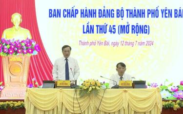 Đồng chí Đỗ Đức Minh - Ủy viên Ban Thường vụ Tỉnh ủy, Bí thư Thành ủy phát biểu chỉ đạo tại Hội nghị
