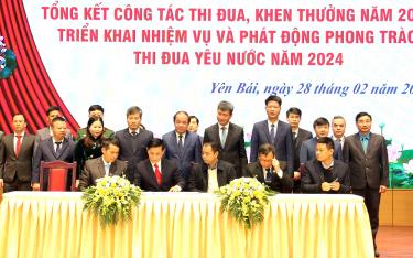 Đại diện 17 khối thi đua của tỉnh ký kết giao ước thi đua năm 2024