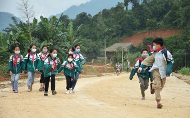 Trẻ em xã An Phú, huyện Lục Yên đi học trên con đường bê tông mới.