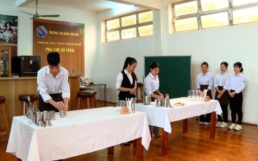 Giờ học thực hành pha chế đồ uống của sinh viên Khoa Văn hoá - Du lịch, Trường Cao đẳng Yên Bái.