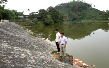 Lãnh đạo xã Hán Đà kiểm tra các hồ đập để đảm bảo an toàn trong công tác phòng, chống thiên tai.

