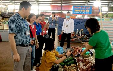 Người dân thực hiện quét mã QR thanh toán không dùng tiền mặt khi mua hàng tại chợ Bến Đò, thành phô Yên Bái.