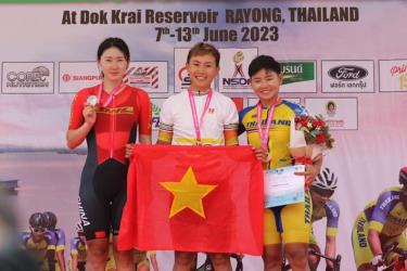 Nguyễn Thị Thật (giữa) vinh dự cầm cờ Đoàn thể thao Việt Nam ở lễ khai mạc Olympic Paris 2024.