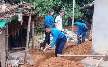 Đoàn Thanh niên xã Giới Phiên, thành phố Yên Bái hỗ trợ hộ nghèo trên địa bàn đào móng làm nhà ở.