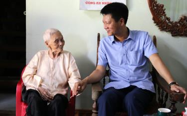 Phó Chủ tịch Thường trực UBND tỉnh Nguyễn Thế Phước thăm hỏi mẹ liệt sỹ Nguyễn Thị Tý, thôn Đồng Tâm, xã An Thịnh