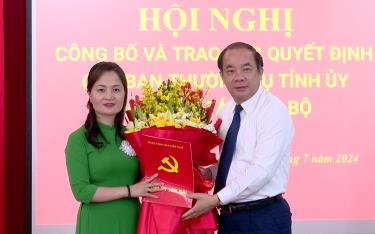 Đồng chí Tạ Văn Long - Phó Bí thư Thường trực Tỉnh ủy, Chủ tịch HĐND tỉnh trao quyết định, tặng hoa chúc mừng đồng chí Lê Thị Thu Thủy.