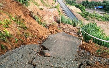 Tuyến đường lên thôn Gốc Sấu bị sạt lở, gây chia cắt giao thông cục bộ