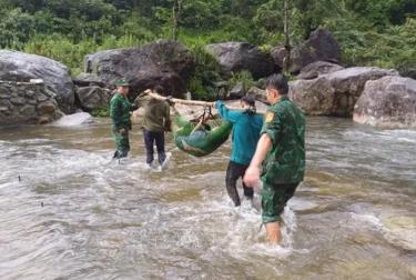 Lực lượng chức năng đưa nạn nhân ra khỏi rừng.