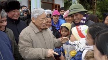 Tổng Bí thư Nguyễn Phú Trọng với đồng bào các dân tộc huyện Văn Chấn, Yên Bái trong chuyến thăm và làm việc tại địa phương vào ngày 4 và 5/1/2013