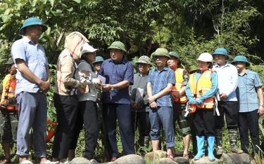 Đồng chí  Giàng A Thào – Bí thư Huyện ủy Trạm Tấu thăm hỏi và trao hỗ trợ 18 triệu đồng cho gia đình chị Lò Thị Sen – thôn Hát 1, xã Hát Lừu không may có con bị tử vong do đuối nước
