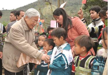 Đồng chí Tổng Bí thư Nguyễn Phú Trọng thăm, tặng quà thầy và trò Trường Phổ thông dân tộc bán trú Tiểu học & THCS xã Trạm Tấu, huyện Trạm Tấu nhân dịp đầu xuân mới 2013.