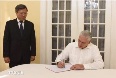 Bí thư thứ nhất Ban Chấp hành Trung ương Đảng Cộng sản, Chủ tịch nước Cuba Miguel Díaz-Canel viết sổ tang