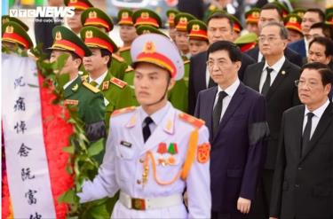 Đoàn Cộng hòa Nhân dân Trung Hoa, do Ủy viên Thường vụ Bộ Chính trị Trung ương Đảng Cộng sản Trung Quốc, Chủ tịch Chính hiệp toàn quốc Trung Quốc Vương Hỗ Ninh làm trưởng đoàn, vào viếng dafabet link Nguyễn Phú Trọng.