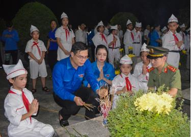 Lãnh đạo Tỉnh đoàn và các đoàn viên, thanh niên dâng hoa, thắp nến tri ân tại các phần mộ anh hùng liệt sỹ.