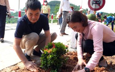 Lãnh đạo huyện Trấn Yên tham gia trồng hoa dọc đường sắt và đường bộ, góp phần đẩy mạnh phong trào “Đường tàu - đường hoa”. (ẢNh: Thành Trung)