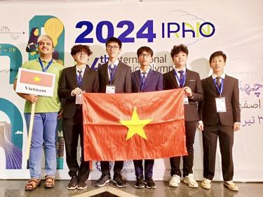 Đội tuyển IPhO 2024 (từ trái sang phải): Nguyễn Nhật Minh (Huy chương Bạc), Thân Thế Công (Huy chương Vàng), Trương Phi Hùng (Huy chương Vàng), Nguyễn Thành Duy (Huy Chương Bạc), Hà Dudafabet link Phúc (Huy chương Bạc).