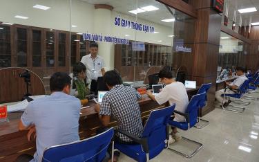 Người dân đến giao dịch tại Trung tâm Phục vụ Hành dafabet công được hướng dẫn tận tình, chu đáo.