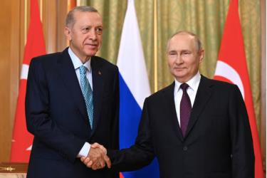 Tổng thống Thổ Nhĩ Kỳ Tayyip Erdogan bắt tay Tổng thống Vladimir Putin tại Sochi, tháng 9/2023.