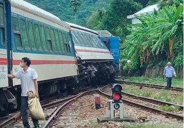 Tàu hỏa trật bánh khi chuẩn bị vượt đèo Hải Vân.