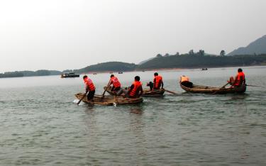 Khi tham gia các hoạt động giao thông, vui chơi dưới nước, người dân và khách du lịch cần phải tuân thủ nghiêm các điều kiện an toàn để tránh những hậu quả đáng tiếc. Ảnh minh họa