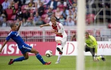 Thủ thành dự bị Turnbull chơi quá tồi, không thể thay thế Petr Cech.