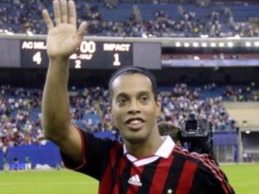 Ronaldinho sẽ rời AC Milan?