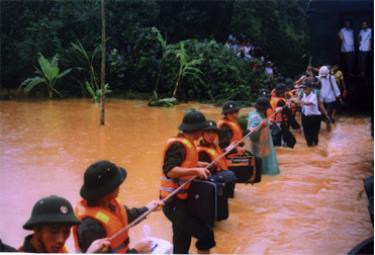 Lực lượng vũ trang tỉnh Yên Bái giúp hành khách sơ tán ra khỏi chuyến tầu khách bị lật do lũ trong trận lũ lịch sử tháng 8/2008.