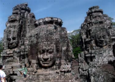 Tháp Bayon 4 mặt người ở Angkor Thom (Siêm Seap).