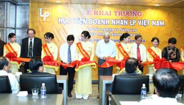 Cắt băng khai trương Học viện sáng 8/8.