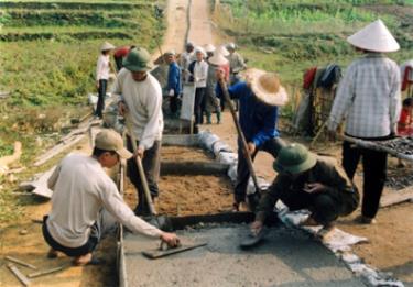 Nhân dân xã Quang Minh (Văn Yên) bê tông hóa đường giao thông liên thôn. (Ảnh: Trường Phong)
