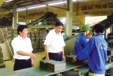 Lãnh đạo huyện Văn Chấn và Công ty cổ phần Quang Thịnh
thăm Nhà máy gạch Tuy-nen Văn Chấn.
