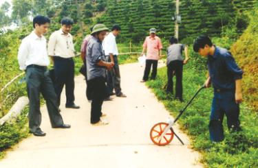 Cán bộ thanh tra tỉnh kiểm tra giám định công trình xây dựng cơ bản tại Mù Cang Chải.