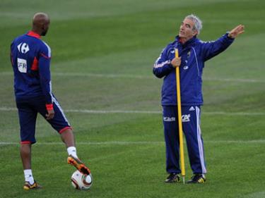 HLV Domenech và Anelka trong một buổi tập ở World Cup.