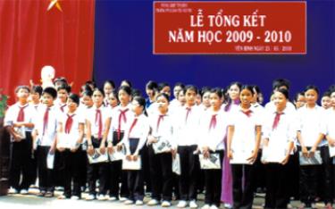 Các học sinh Trường THCS Dân tộc nội trú huyện Yên Bình nhận phần thưởng cuối năm tại lễ tổng kết năm học 2009 - 2010.