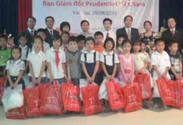 20 suất quà được trao cho học sinh nghèo vượt khó học giỏi của Trường Tiểu học Nguyễn Trãi, thành phố Yên Bái.