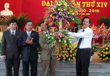 Đồng chí Đào Ngọc Dung - Ủy viên ban chấp hành Trung ương Đảng, Phó bí thư Tỉnh ủy tặng hoa chúc mừng Đại hội Đảng bộ huyện Văn Yên lần thứ XIV