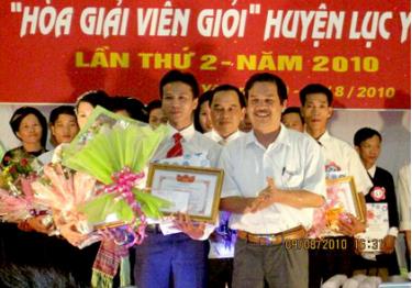 Đồng chí An Hải Nam - Phó chủ tịch UBND huyện Lục Yên trao giải nhất hội thi cho thí sinh của xã Tân Lập.