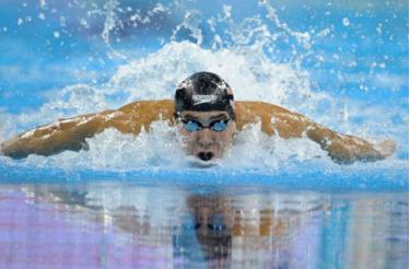 Vắng hai đối thủ lớn nhất, Phelps dễ dàng về nhất.