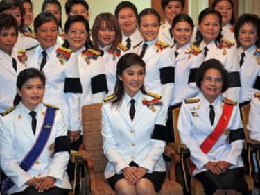 Bà Yingluck Shinawatra (giữa, trước) cùng các thành viên khác tại cuộc họp Quốc hội.