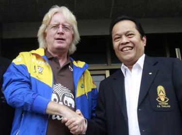 HLV Schaefer (trái) và chủ tịch FAT Makudi sẽ chung tay đưa tuyển Thái Lan vượt qua vòng loại World Cup 2014.