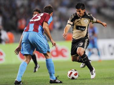 Manuel Duran (phải, Benfica) đi bóng trước Remzi Giray Kacar của Trabzonspor.