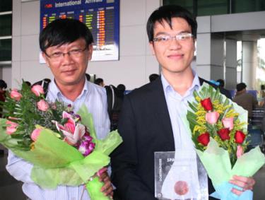 Quang Liêm (phải) và HLV Minh Châu tại sân bay Tân Sơn Nhất.